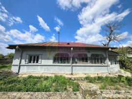 Teren cu o casă demolabilă &icirc;n satul Poșta la 15 minut...