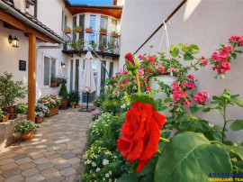 Pe incantare florala, casa cu 5 camere, curte individuala -