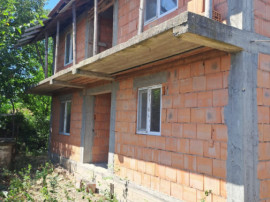 Casa la rosu, Sat Urzicuta