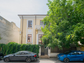Una dintre puținele clădiri individuale cu curte proprie d