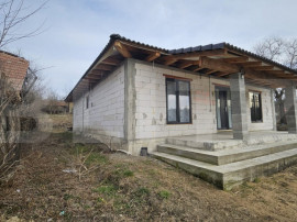 Casa individuala, cu 3 camere,140 mp,670 mp teren,Ghirbom