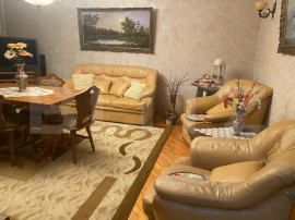 Casă de v&acirc;nzare, cu 7 camere, 480 mp, zona Bd. Bucovina