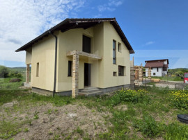 Casă spațioasă de v&acirc;nzare, cu 4 camere, 150 mp, Bistrita