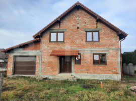Casă la roșu de v&acirc;nzare 242mp construiti, 500 mp teren ??