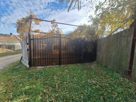 Casă bătr&acirc;nească de v&acirc;nzare &ndash; Comănești, cartier St