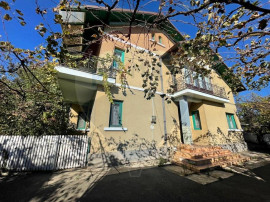 Casă / Vilă spațioasă cu curte generoasă &icirc;n Urlați