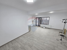 Spațiu comercial cu locuri de parcare.