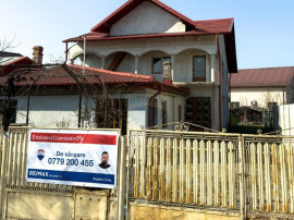 Casă / Vilă cu 8 camere de v&acirc;nzare &icirc;n zonă centrală...