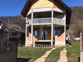 Casă (la rosu), Livadă și Pădure, Teren Generos și Plat