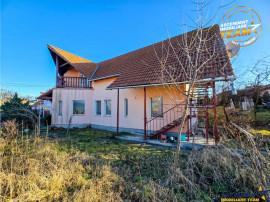 Pretabila si pentru 2familii:Vila duplex, Chilieni, Sfantu G