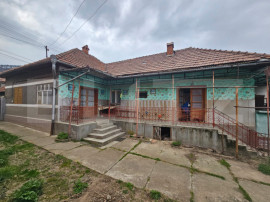 Casă spațioasă cu 4 camere, bucătărie de vară și tere