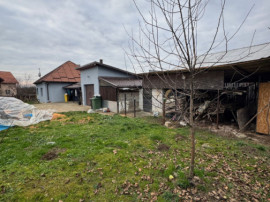 Casă renovată cu teren 600 mp, garaj și anexe &ndash; Posta,