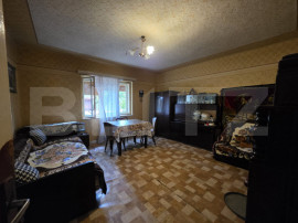 Casa de vanzare cu 2 camere, 74 mp, zona Medisu Aurit Satu M