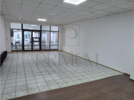 Spatiu comercial cu vitrine mari - Semicentral