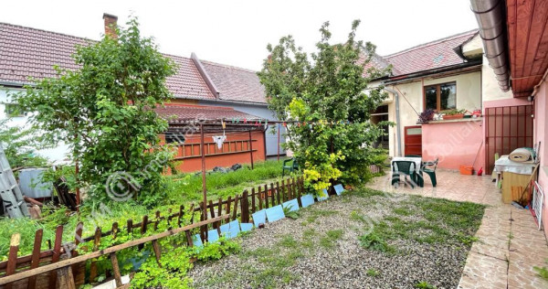 Casa de cu 2 camere si curte comuna in Sibiu