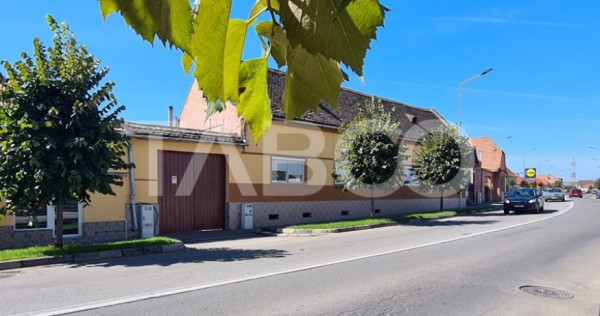 Casa cu spatiu comercial de vanzare in Sebes zona centrala