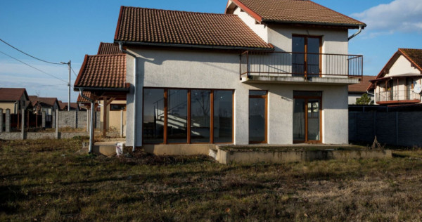 Casa finisata, 3 dormitoare, 3 băi, teren 450 mp, in Pecica