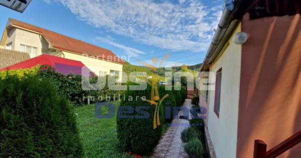 VAND CASA MOBILATA SI UTILATA + GRADINA + TEREN, DEJ