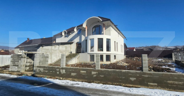 Casă modernă și spațioasă, 364mp, construită &icirc;n 2020