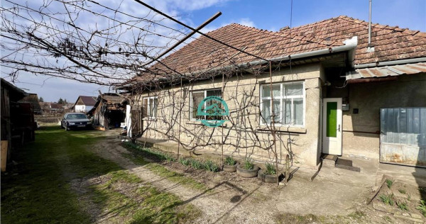 Vand casa cu 3 camere suprafata 80mp si teren 1000 mp.