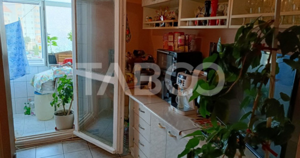 Apartament decomandat 3 camere 68 mp utili balcon Cetate Alb