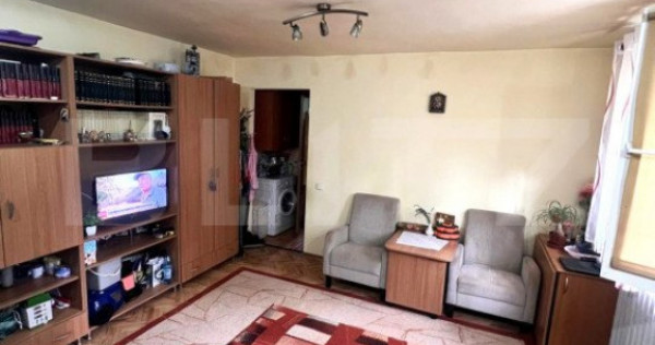 Apartament 2 camere, baie cu geam, etaj intermediar, zona C-