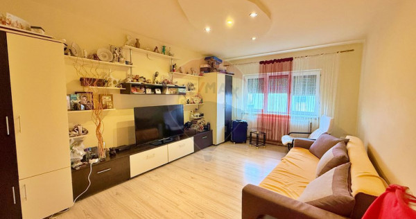 Apartament decomandat cu 3 camere de vânzare în zona Mi...