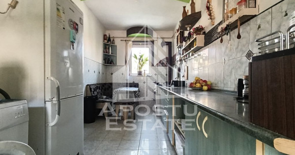 Apartament 4 camere, decomandat, necesita renovare, Pentr...