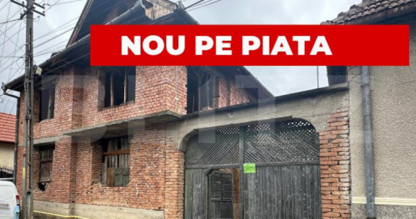 Casă la roșu cu 7 camere, 2 băi, 1 bucatarie.