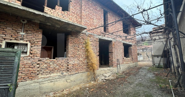 Casă la roșu cu 7 camere, 2 băi, 1 bucatarie.