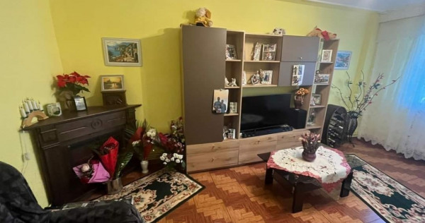 De vânzare apartament 3 camere decomandat