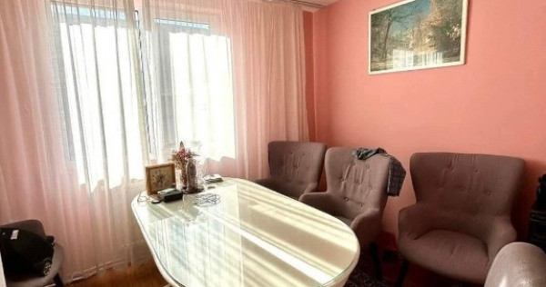 De vânzare apartament cu 3 camere, decomandat