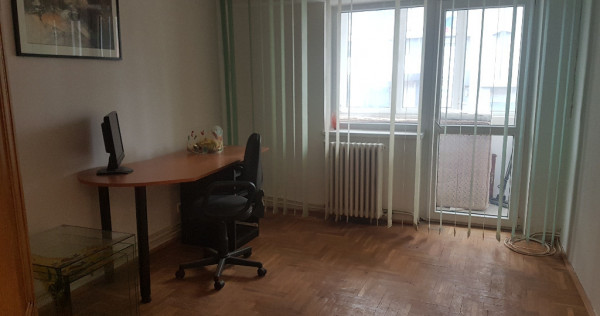 Apartament trei camere, decomandat, etaj unu, mobilat, ultracentral