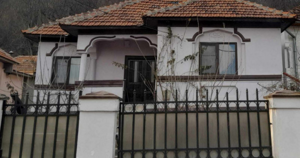 Casa situata în Oras Tismana - Isvarna