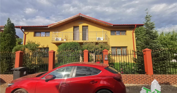 Vila lux 5 camere cu gradina superba centru Domnesti