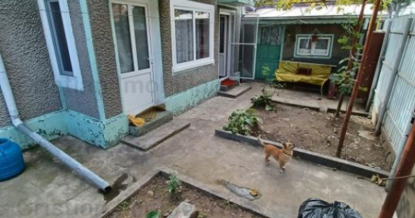 Casa din caramida, teren 180 mp, deschidere dubla, zona Piat