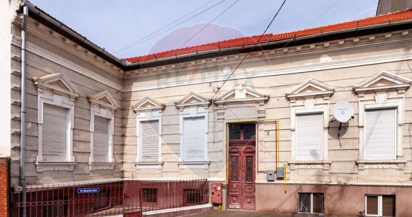 Apartament 4 camere spațioase, curte, zona Piata Catedralei