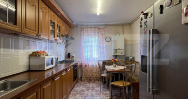 Apartament cu 3 camere, decomandat, zona Parcul Teilor