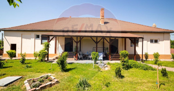 Casă cu 3 apartamente, piscină și 1000 mp teren, v&acirc;nz...