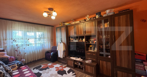 Apartament cu 3 camere, decomandat, zona Mall