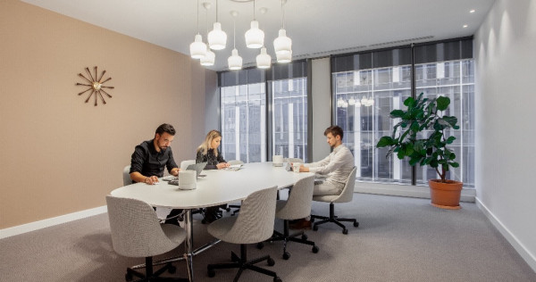 Birouri ce pot fi personalizate pentru 4 persoane în Spaces Expo