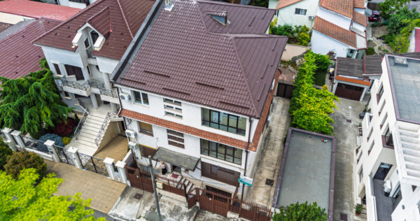 Vilă tip bloc 12 camere, 2 garaje 2 boxe zona Tomis 1 Flăm