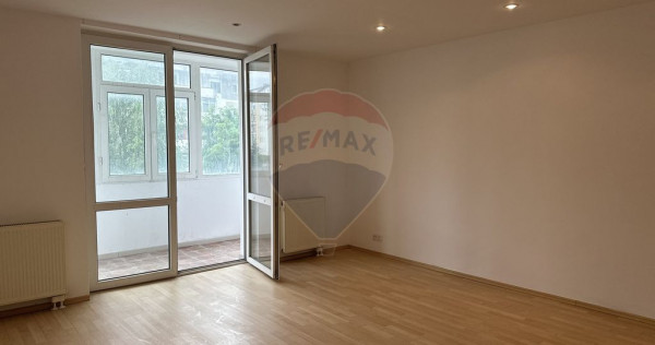 Apartament cu 4 camere de vânzare în zona Calea Romanului