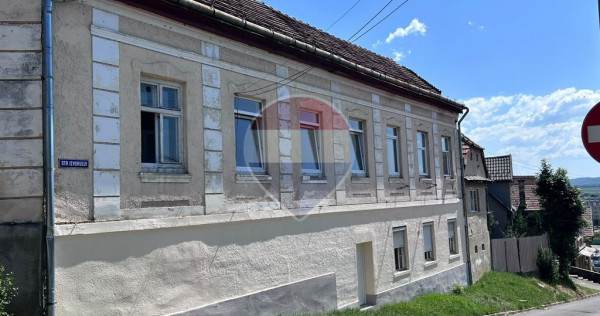 Casă cu 3 camere de v&acirc;nzare &icirc;n zona centrala comison 0...