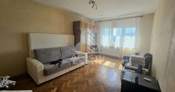 Apartament cu 2 camere, decomandat, centrala proprie, zon...