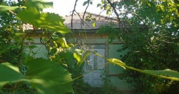 Casa si teren Straoane, cota parte 3/8. ID: R2715611