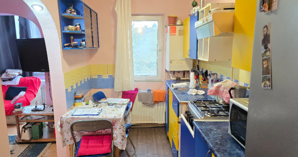 Vand apartament 3 camere semidecomandat in Deva, zona Micro 15, etaj 3