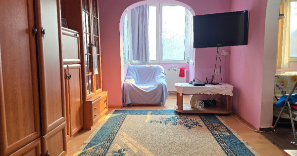 Vand apartament 3 camere semidecomandat in Deva, zona Micro 15, etaj 3