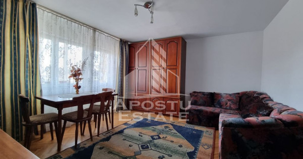 Apartament cu 3 camere decomandat, etaj intermediar, Cale...