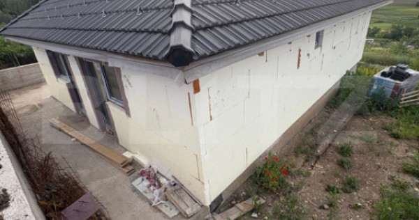 Casa moderna pe parter, semifinisata, teren 500 mp &ndash; Apahi